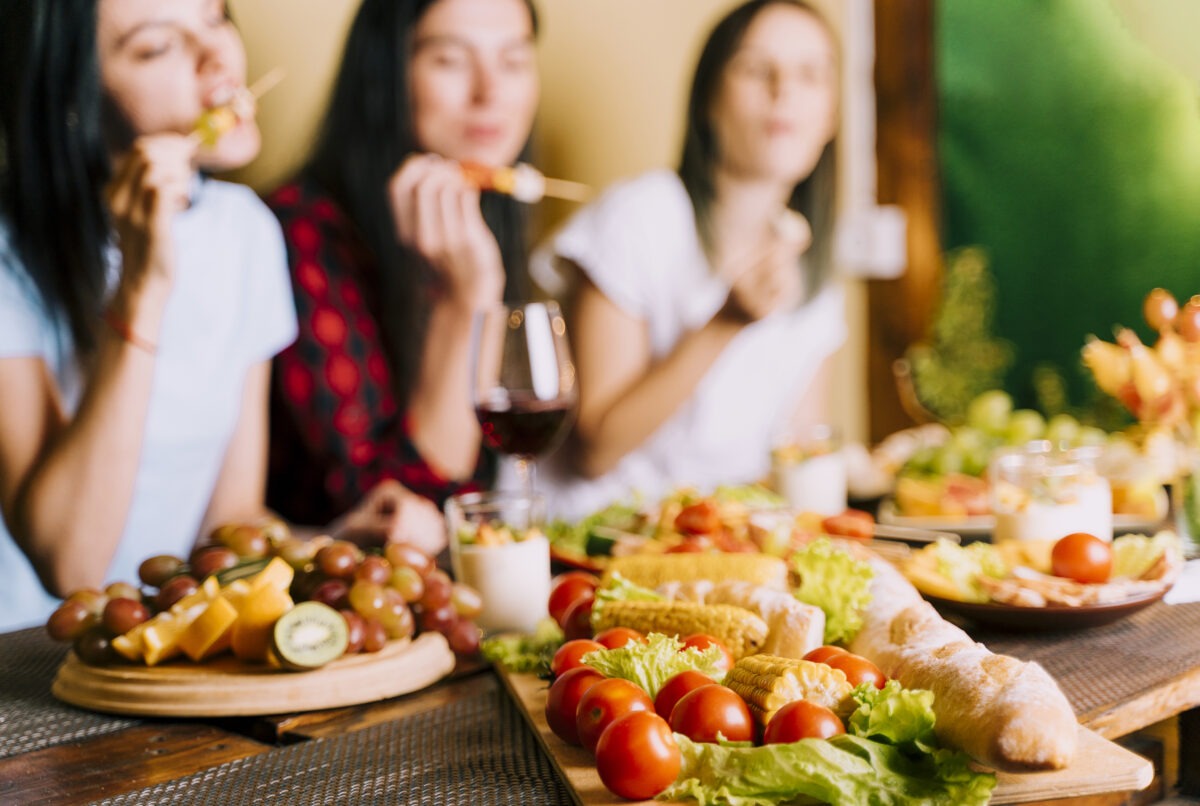 地中海飲食是什麼?7大好處與飲食規劃 9 people eating appetizers blurred background